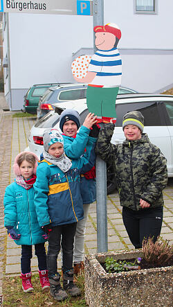 Stolz präsentieren vier Mietersheimer Kinder das erste, frisch angebrachte Hinweisschild.